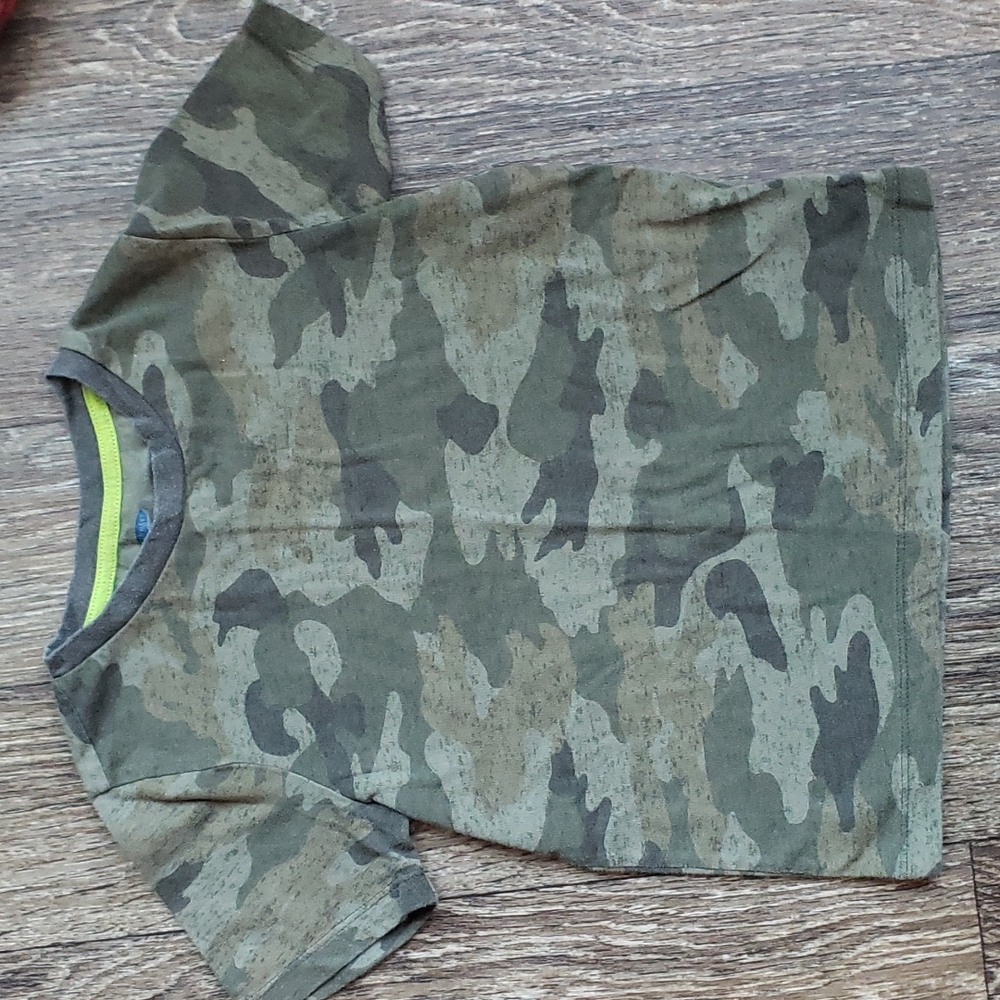 5 Basic TShirts - Picture 2 of 7